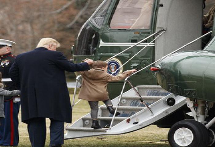 Donald Trump Ajak Jalan-jalan Dua Cucunya